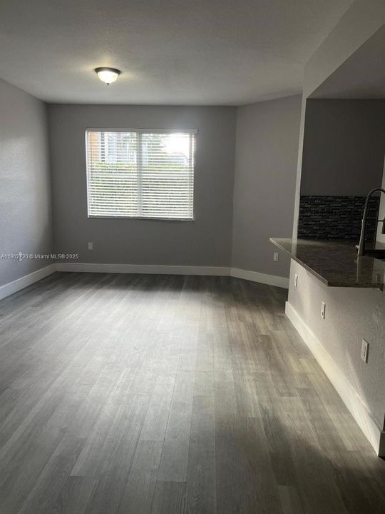 合同活跃: $1,990 (1 贝兹, 1 浴室, 815 平方英尺)