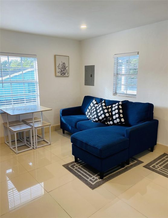 出租: $2,000 (2 贝兹, 1 浴室, 2624 平方英尺)