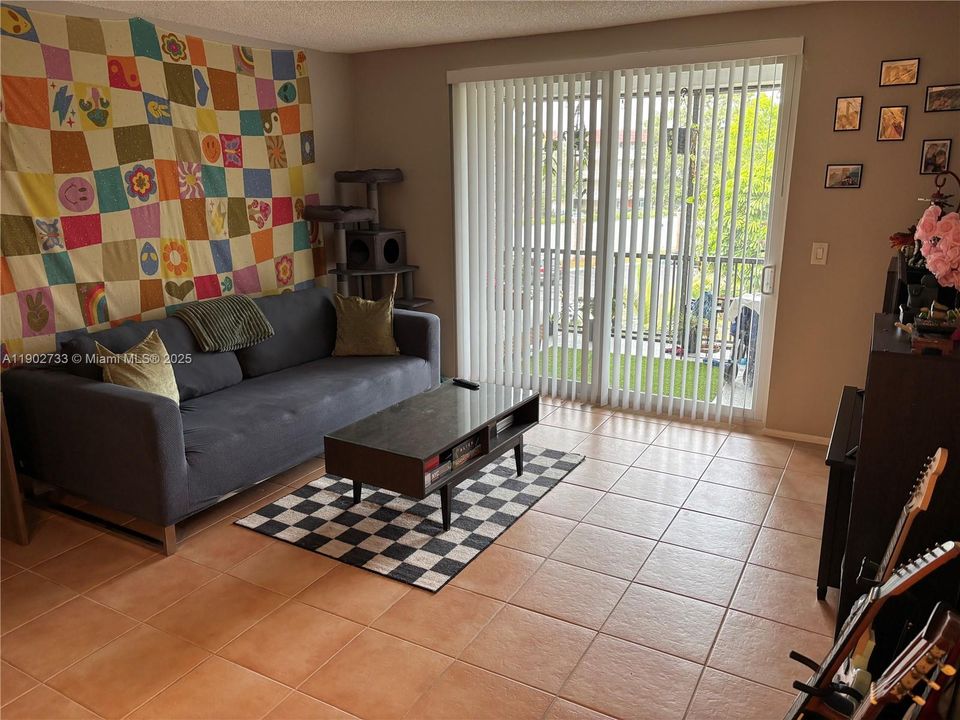 For Sale: $129,000 (1 beds, 1 baths, 800 Square Feet)