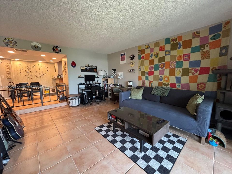 For Sale: $129,000 (1 beds, 1 baths, 800 Square Feet)