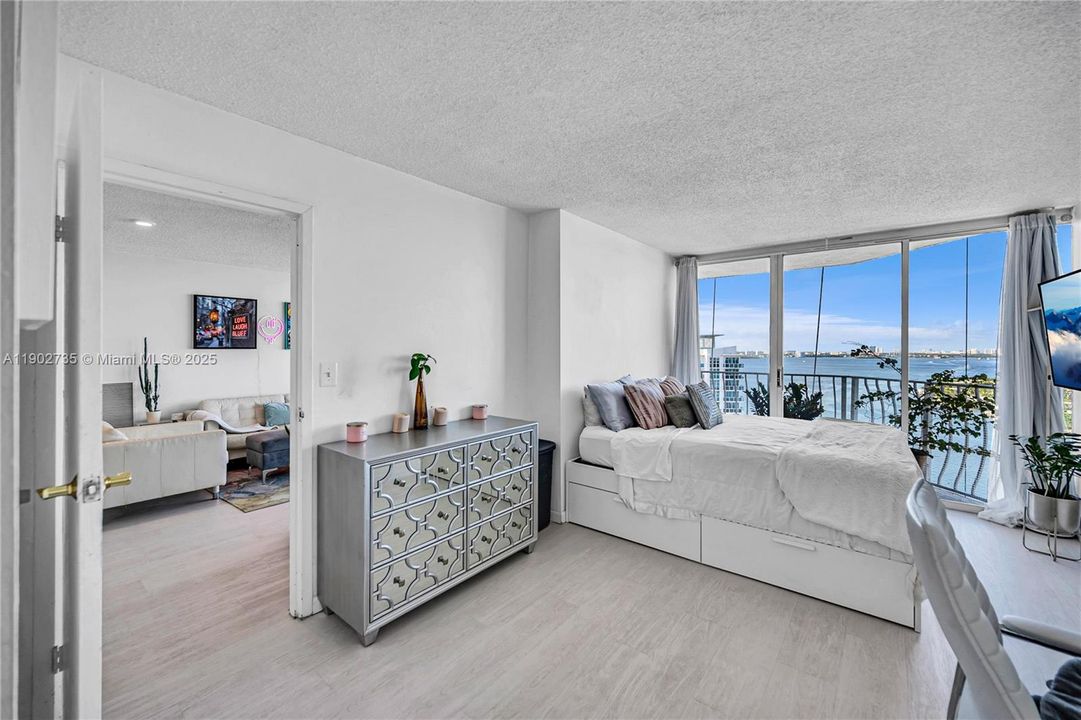 For Sale: $435,000 (2 beds, 2 baths, 1030 Square Feet)