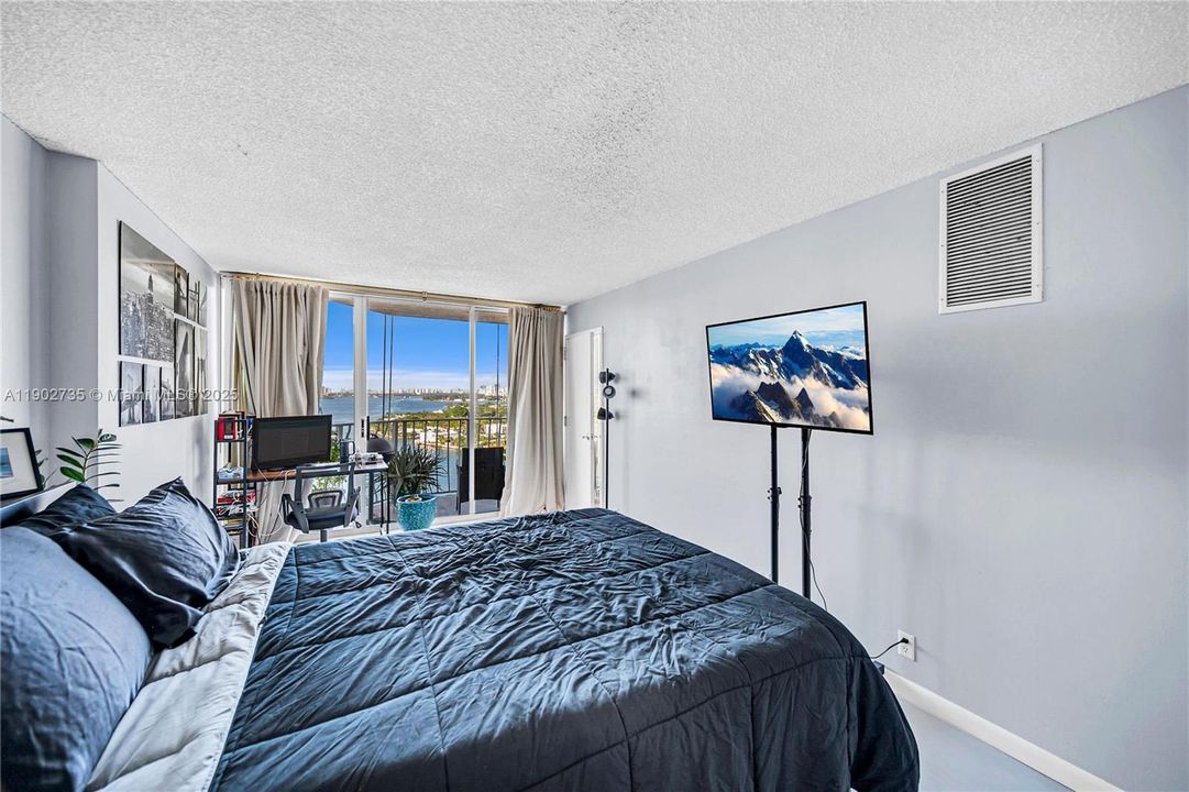 For Sale: $435,000 (2 beds, 2 baths, 1030 Square Feet)
