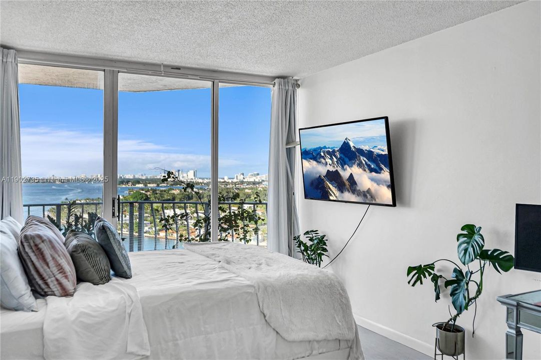 For Sale: $435,000 (2 beds, 2 baths, 1030 Square Feet)