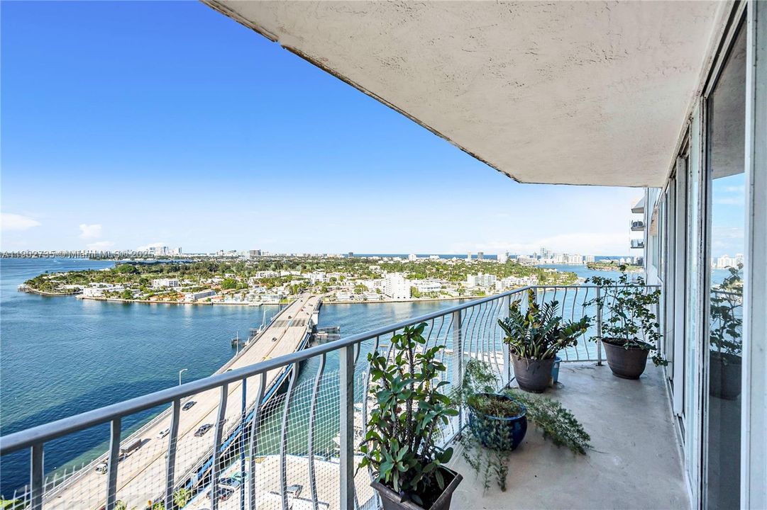 For Sale: $435,000 (2 beds, 2 baths, 1030 Square Feet)