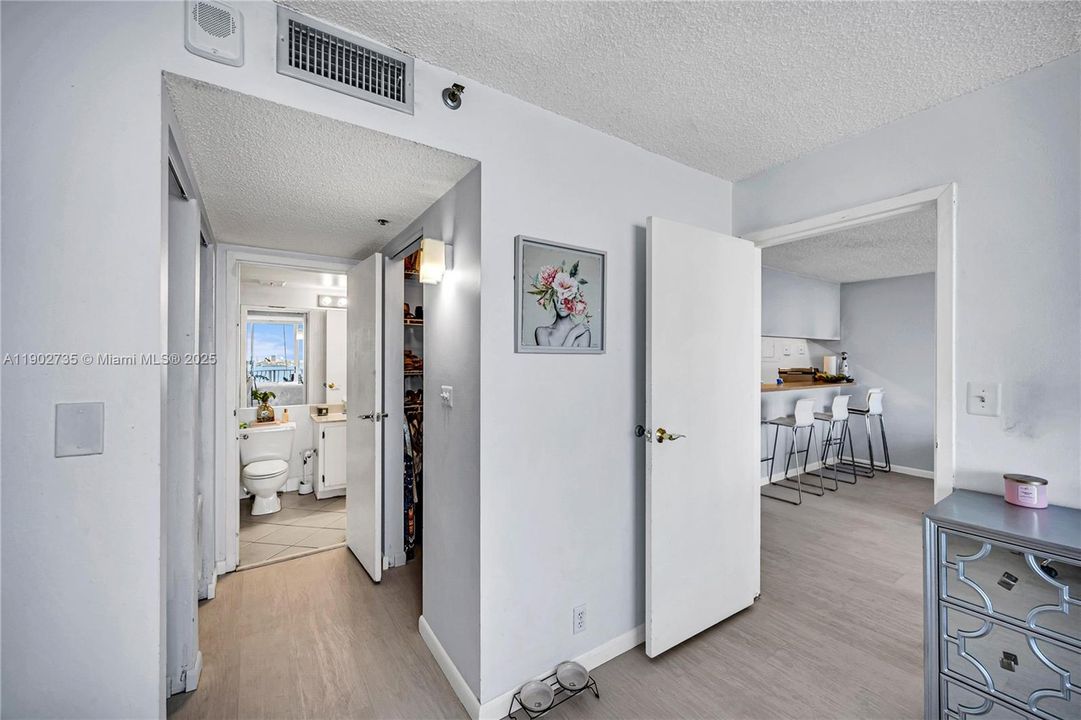 For Sale: $435,000 (2 beds, 2 baths, 1030 Square Feet)