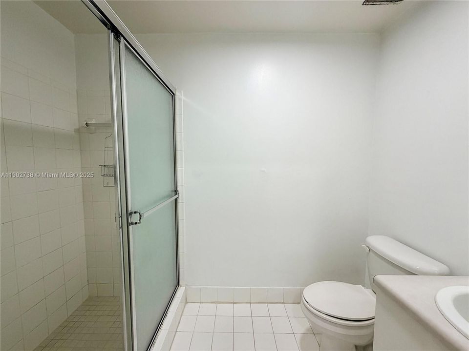 Activo con contrato: $2,050 (2 camas, 2 baños, 1183 Pies cuadrados)