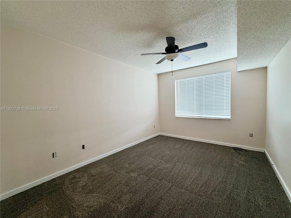 Activo con contrato: $2,050 (2 camas, 2 baños, 1183 Pies cuadrados)