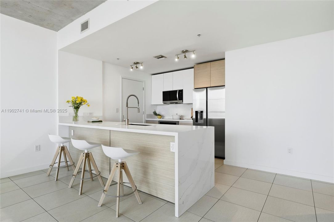 Recently Sold: $735,000 (2 beds, 2 baths, 1142 Square Feet)