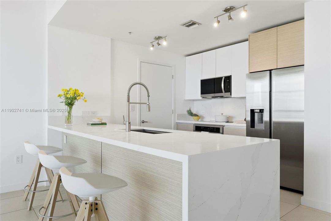 Recently Sold: $735,000 (2 beds, 2 baths, 1142 Square Feet)