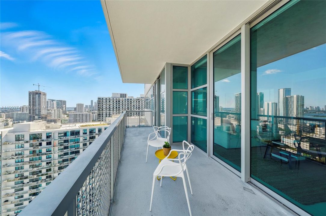 Recently Sold: $735,000 (2 beds, 2 baths, 1142 Square Feet)