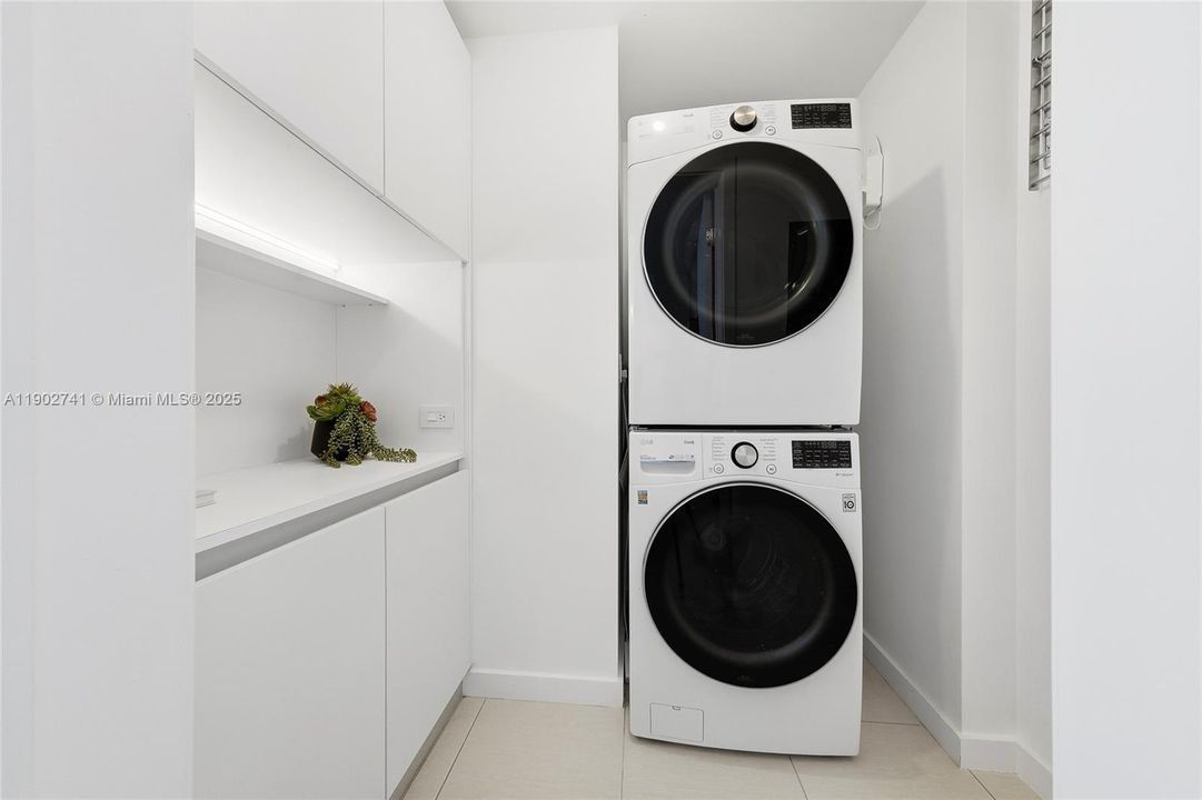 Recently Sold: $735,000 (2 beds, 2 baths, 1142 Square Feet)