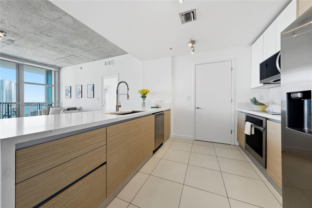 Recently Sold: $735,000 (2 beds, 2 baths, 1142 Square Feet)