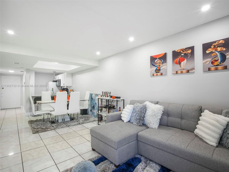 Recently Rented: $2,100 (2 beds, 1 baths, 721 Square Feet)