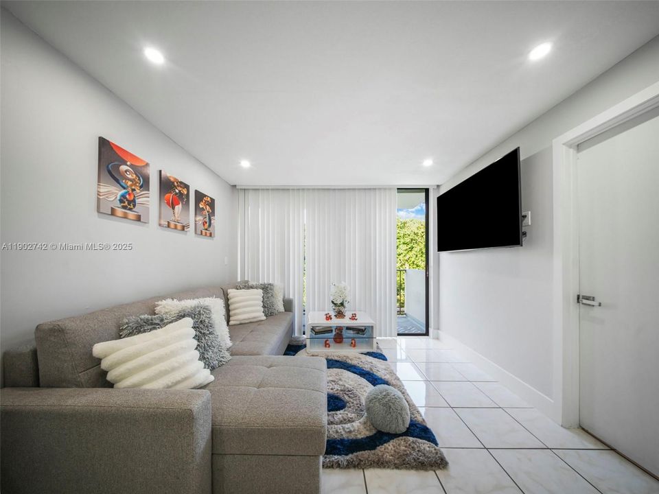 Recently Rented: $2,100 (2 beds, 1 baths, 721 Square Feet)