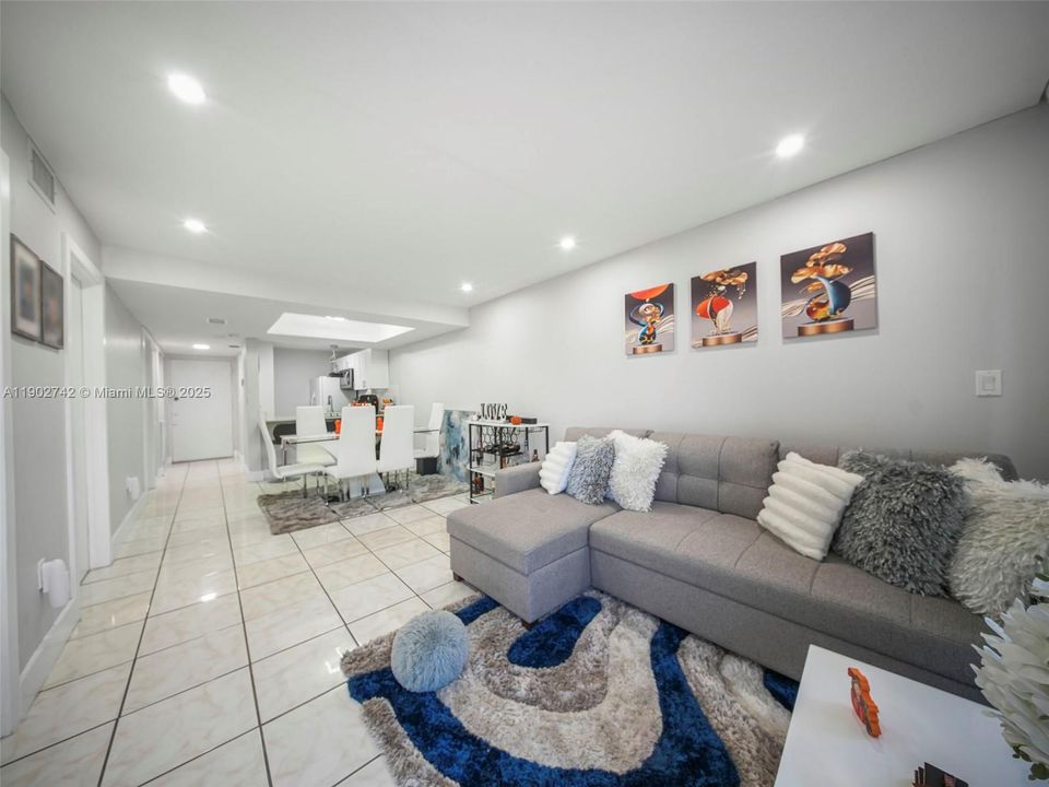 Recently Rented: $2,100 (2 beds, 1 baths, 721 Square Feet)