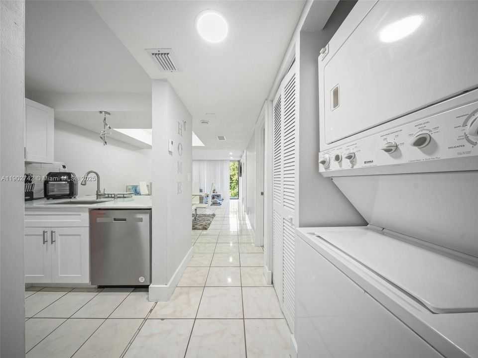 Recently Rented: $2,100 (2 beds, 1 baths, 721 Square Feet)