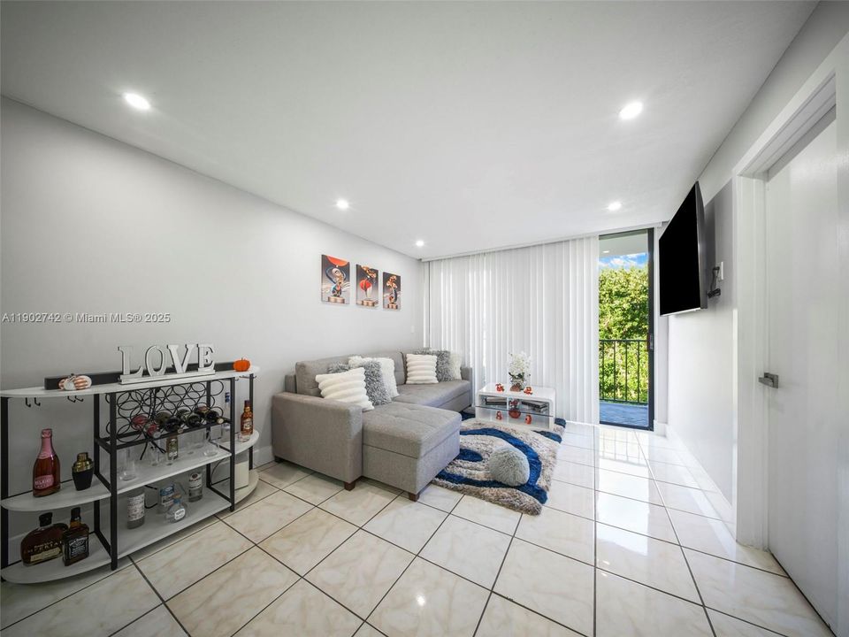 Recently Rented: $2,100 (2 beds, 1 baths, 721 Square Feet)