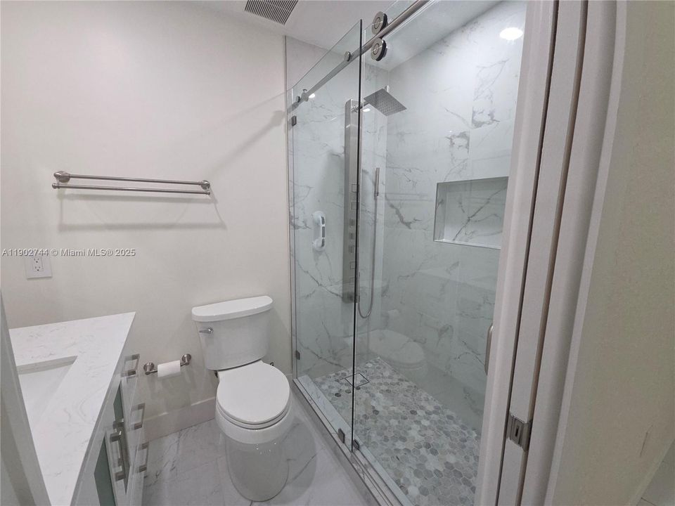 Recently Rented: $3,000 (3 beds, 2 baths, 970 Square Feet)