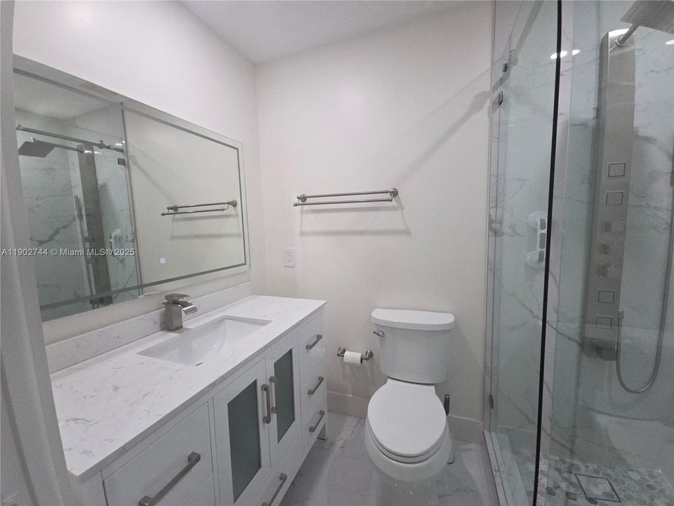 Recently Rented: $3,000 (3 beds, 2 baths, 970 Square Feet)