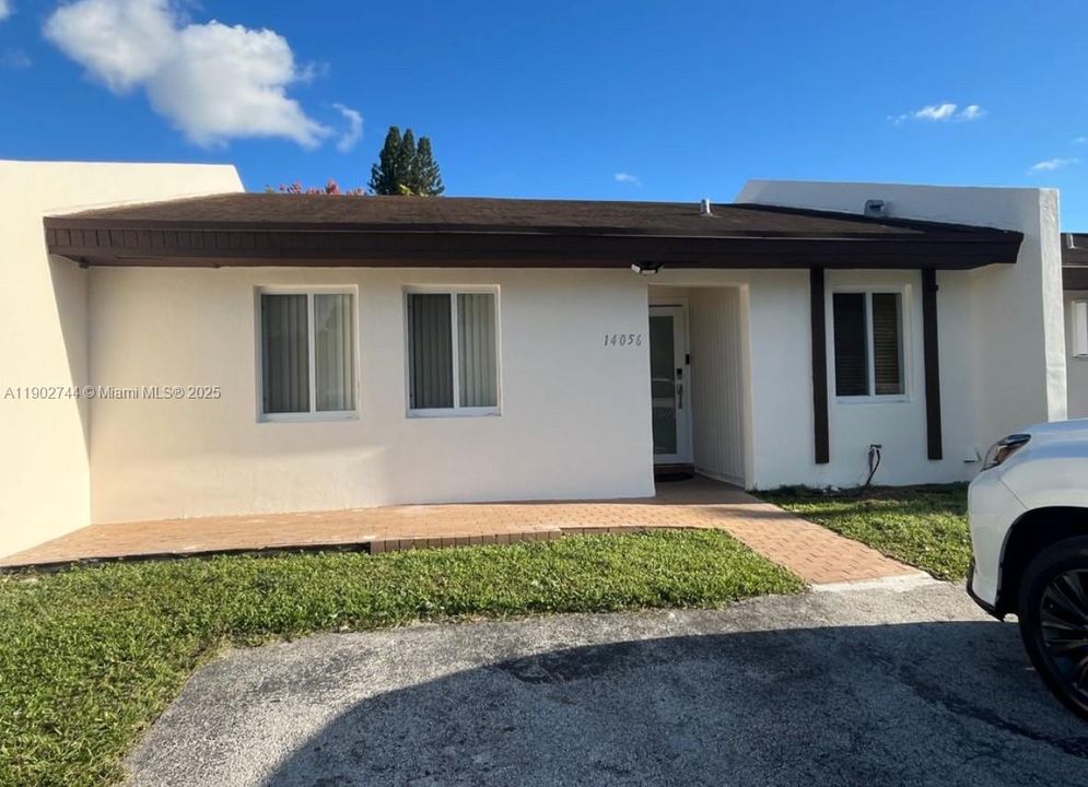 Recently Rented: $3,000 (3 beds, 2 baths, 970 Square Feet)