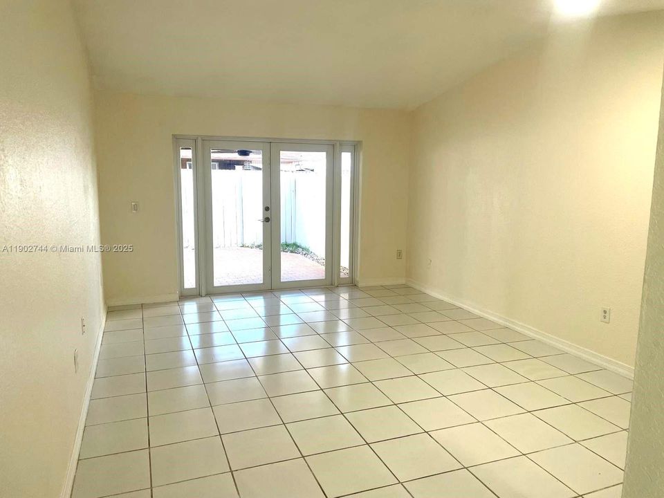 Recently Rented: $3,000 (3 beds, 2 baths, 970 Square Feet)