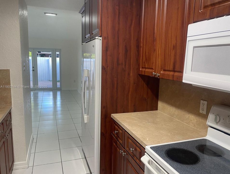 Recently Rented: $3,000 (3 beds, 2 baths, 970 Square Feet)