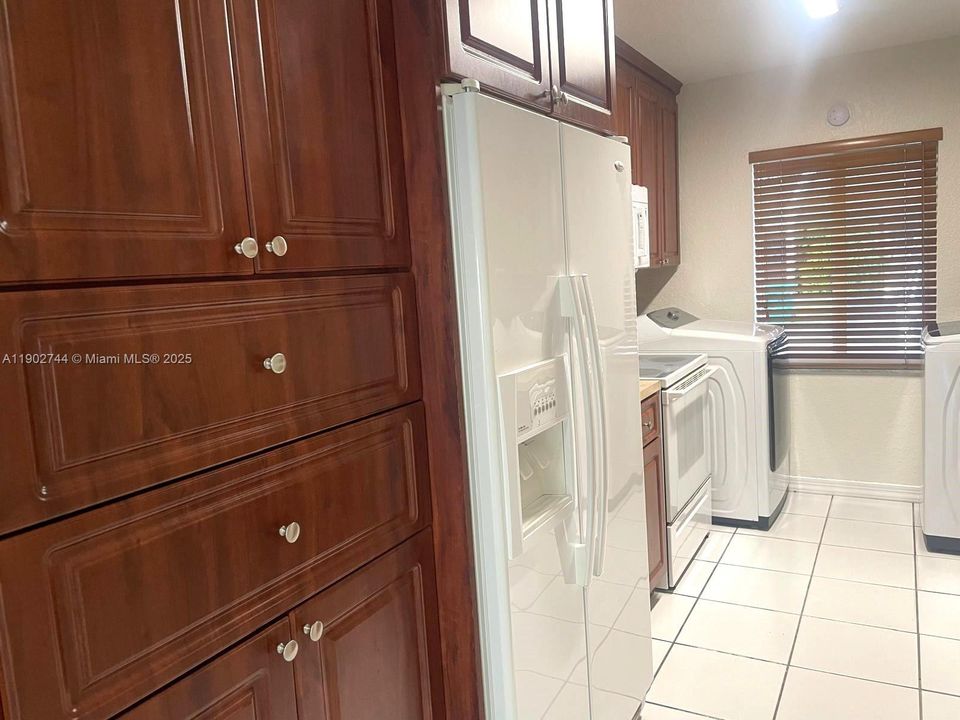 Recently Rented: $3,000 (3 beds, 2 baths, 970 Square Feet)