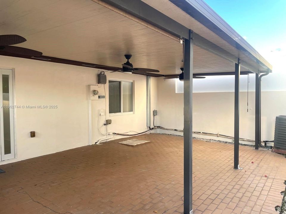 Recently Rented: $3,000 (3 beds, 2 baths, 970 Square Feet)