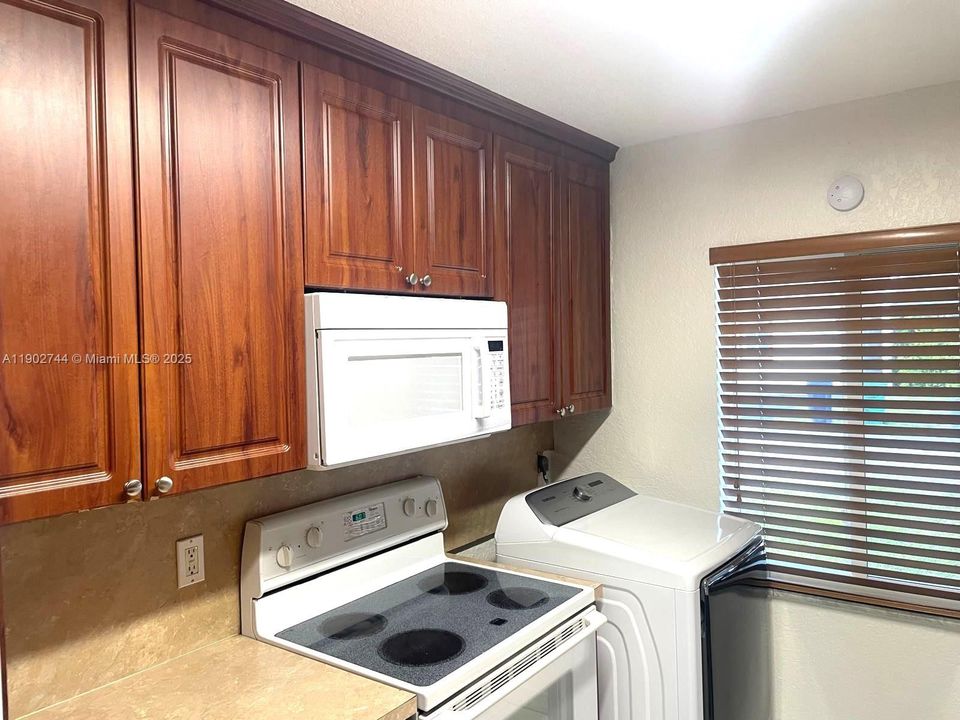 Recently Rented: $3,000 (3 beds, 2 baths, 970 Square Feet)