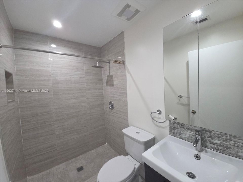 Recently Rented: $3,000 (3 beds, 2 baths, 970 Square Feet)