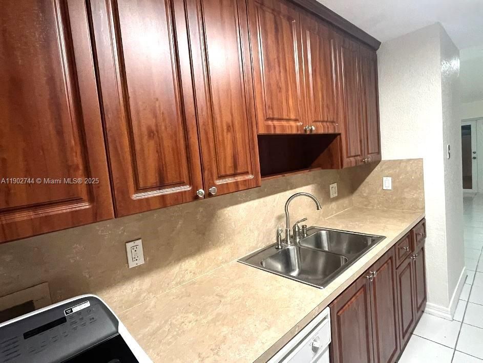Recently Rented: $3,000 (3 beds, 2 baths, 970 Square Feet)