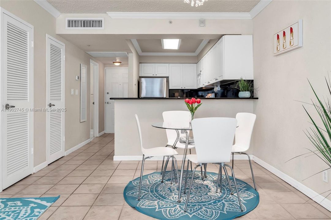 出租: $2,100 (0 贝兹, 1 浴室, 590 平方英尺)