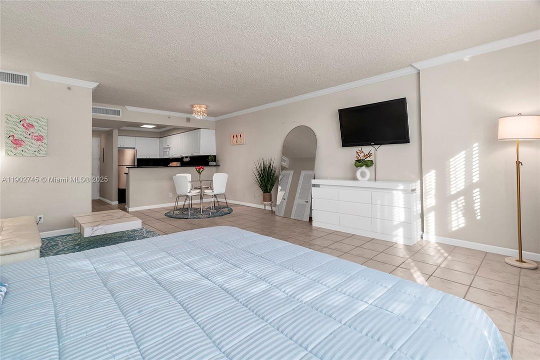 出租: $2,100 (0 贝兹, 1 浴室, 590 平方英尺)