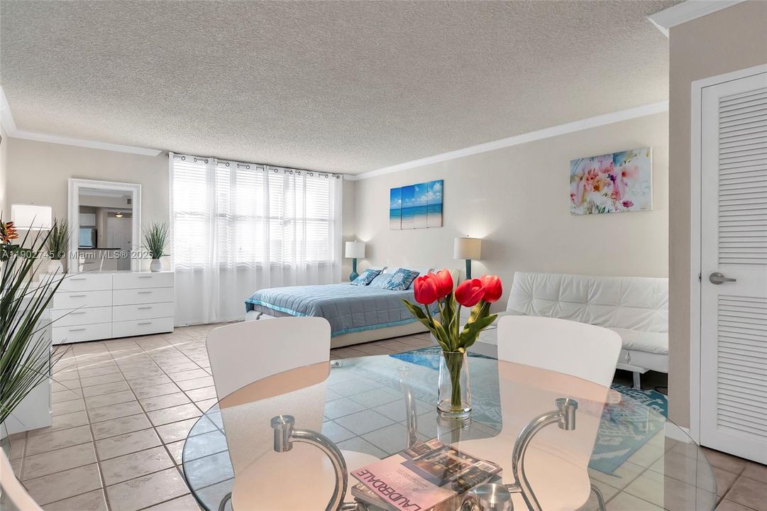 出租: $2,100 (0 贝兹, 1 浴室, 590 平方英尺)