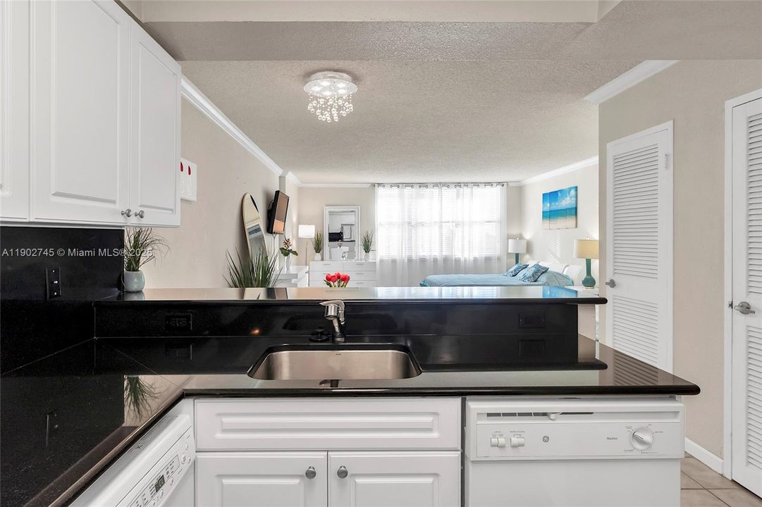 出租: $2,100 (0 贝兹, 1 浴室, 590 平方英尺)