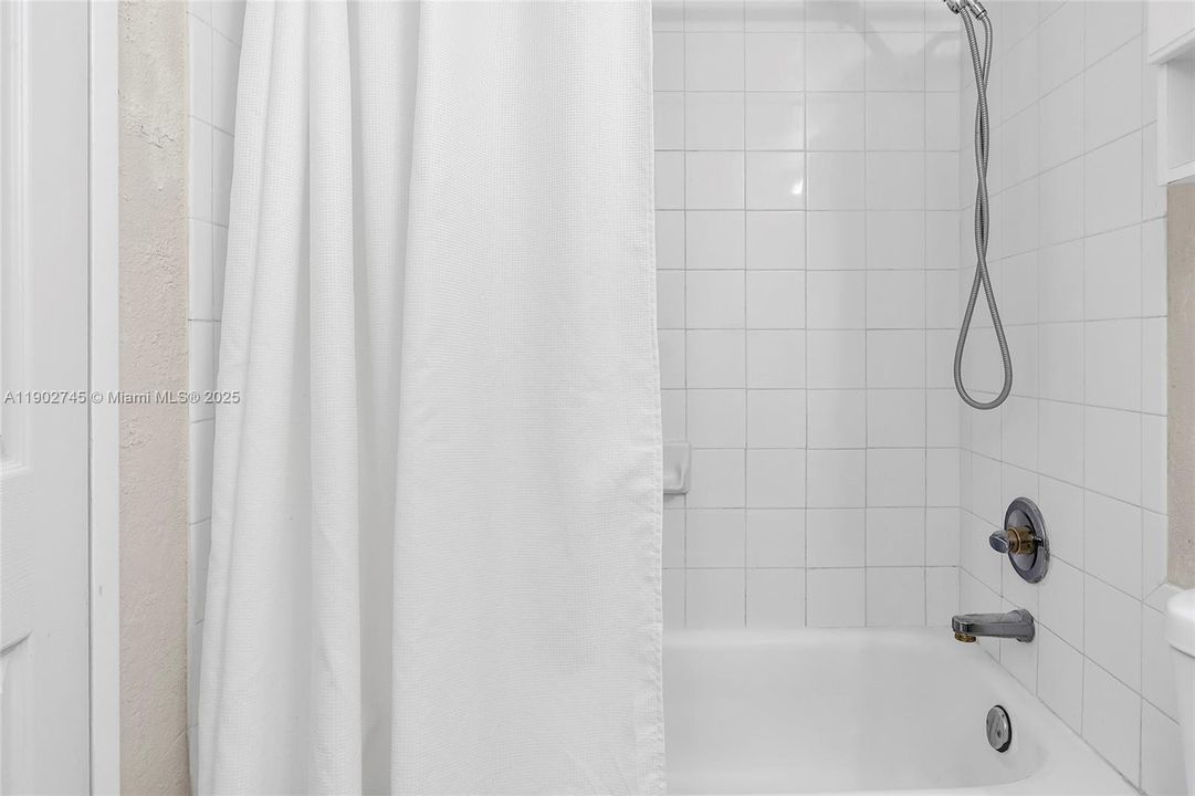 出租: $2,100 (0 贝兹, 1 浴室, 590 平方英尺)