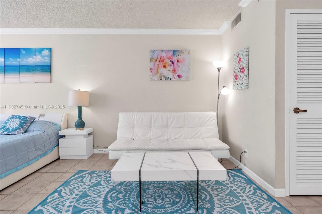 出租: $2,100 (0 贝兹, 1 浴室, 590 平方英尺)