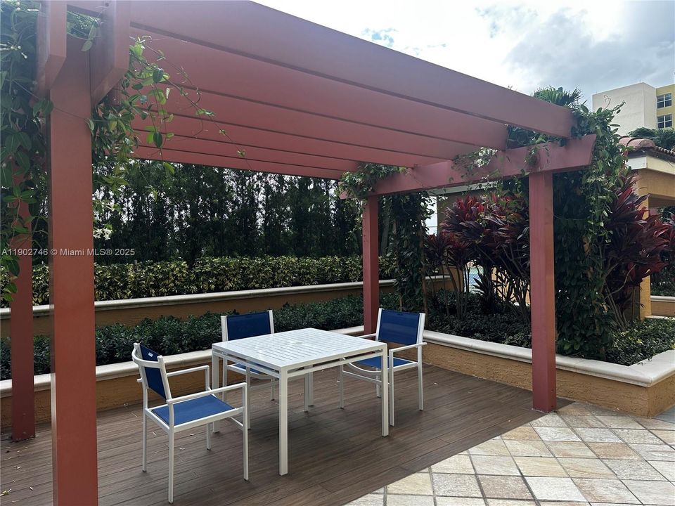 Active With Contract: $6,300 (2 beds, 2 baths, 1080 Square Feet)