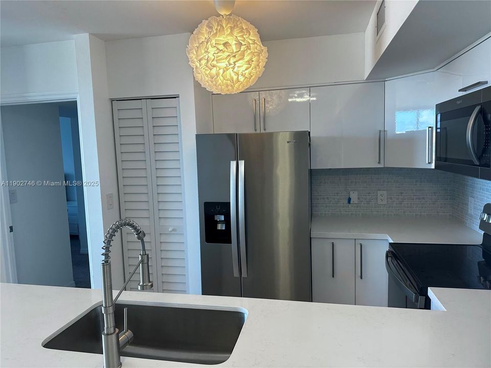 Active With Contract: $6,300 (2 beds, 2 baths, 1080 Square Feet)