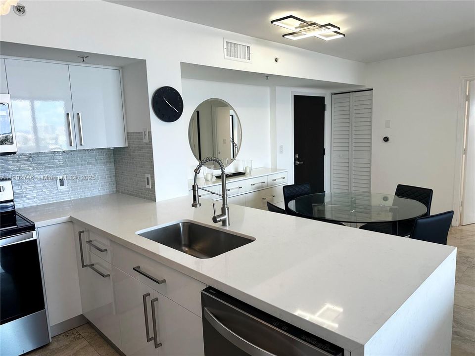 Active With Contract: $6,300 (2 beds, 2 baths, 1080 Square Feet)