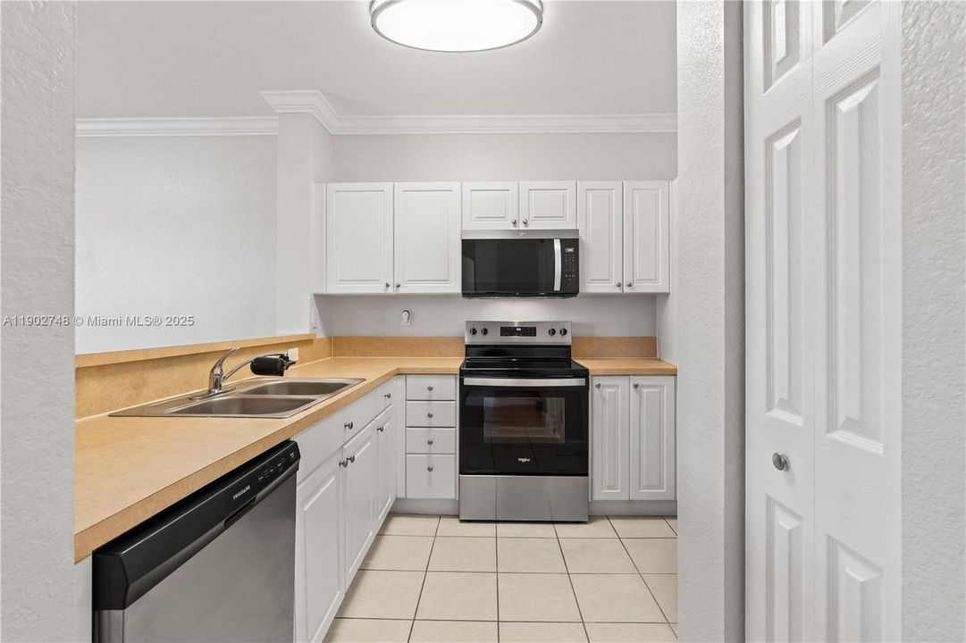 For Sale: $280,000 (3 beds, 2 baths, 1062 Square Feet)