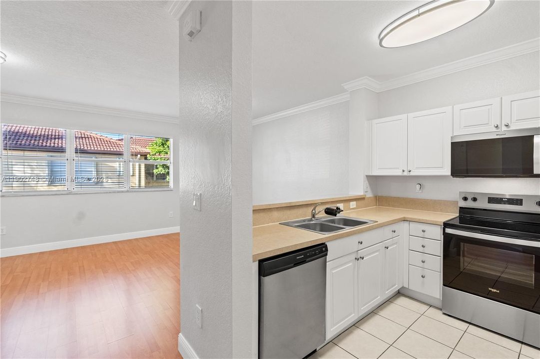 For Sale: $280,000 (3 beds, 2 baths, 1062 Square Feet)