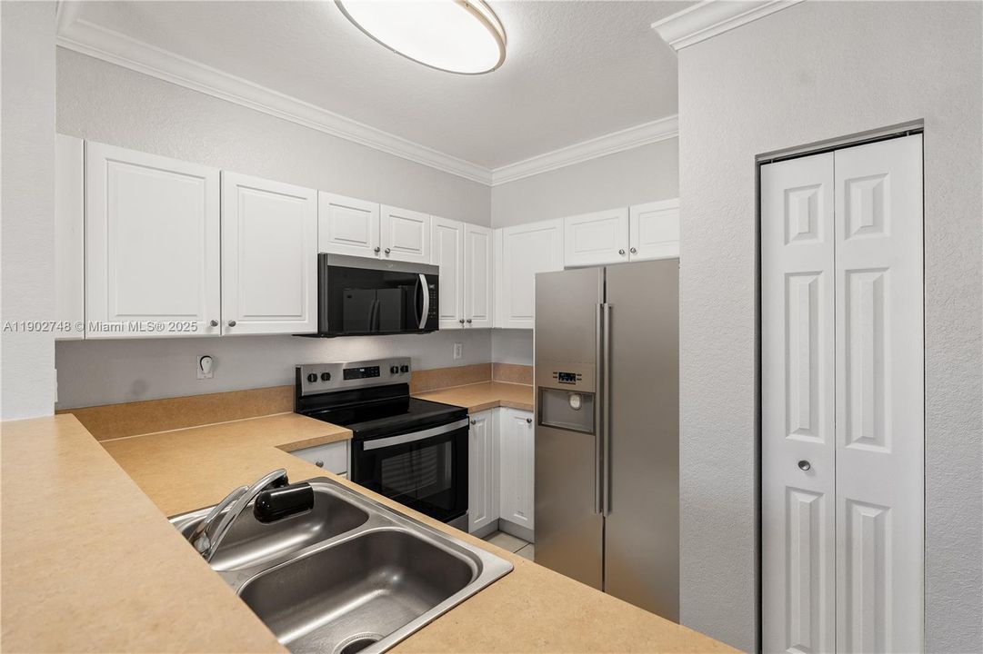 For Sale: $280,000 (3 beds, 2 baths, 1062 Square Feet)