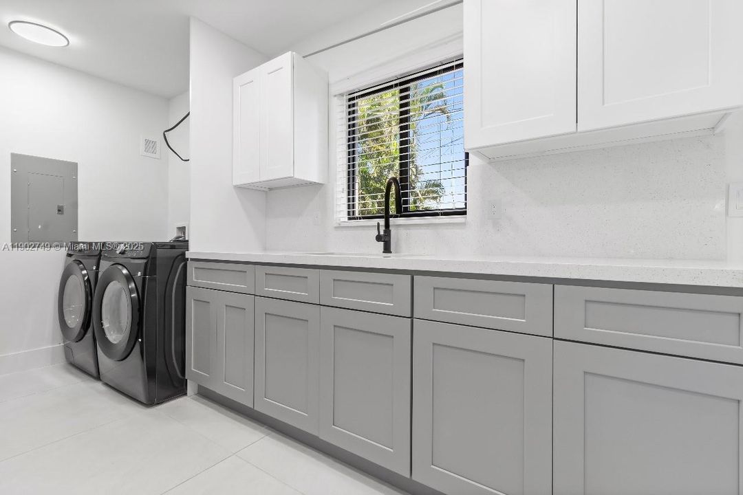 Recently Rented: $3,200 (3 beds, 1 baths, 1093 Square Feet)