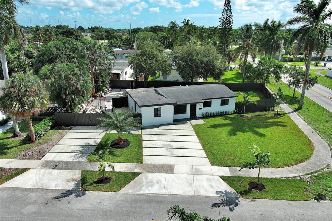 Recently Rented: $3,200 (3 beds, 1 baths, 1093 Square Feet)