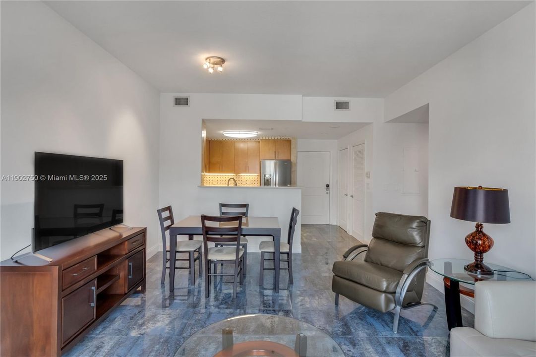 For Rent: $2,950 (1 beds, 1 baths, 753 Square Feet)