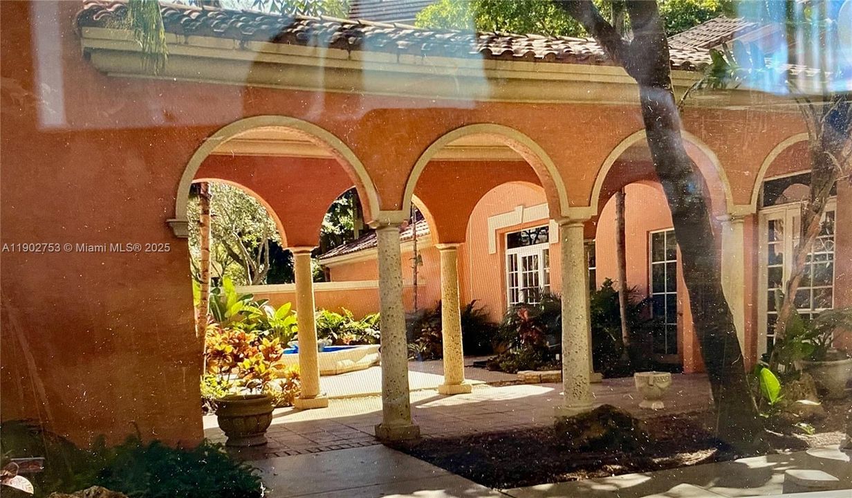 合同活跃: $2,000 (1 贝兹, 1 浴室, 810 平方英尺)