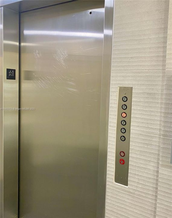 合同活跃: $2,000 (1 贝兹, 1 浴室, 810 平方英尺)