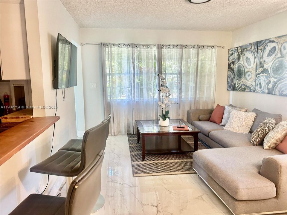 出租: $2,250 (2 贝兹, 1 浴室, 1008 平方英尺)