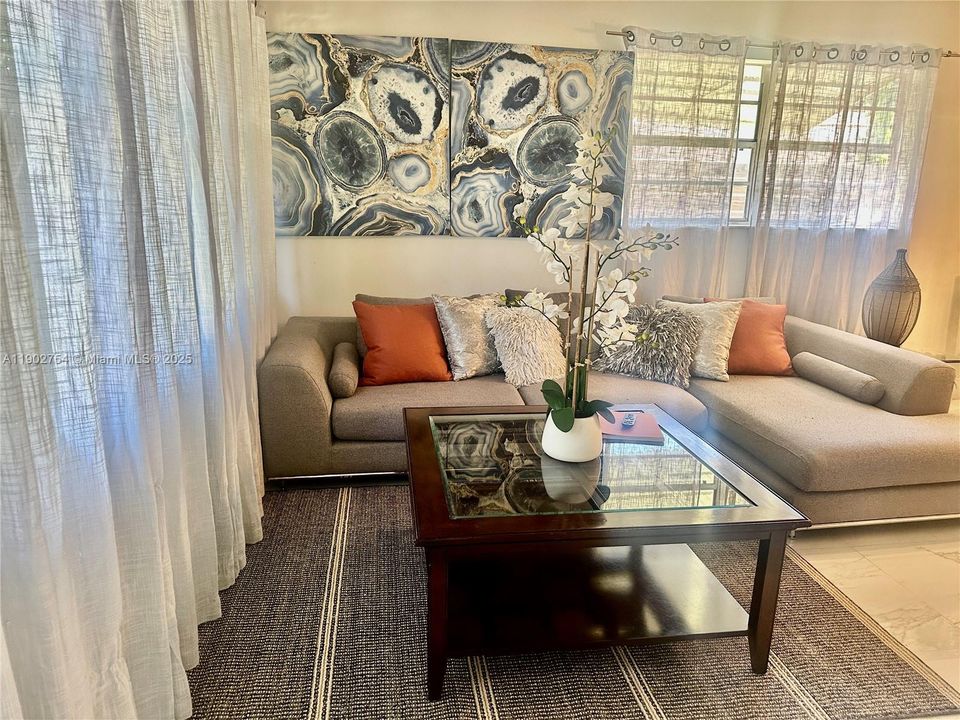 出租: $2,250 (2 贝兹, 1 浴室, 1008 平方英尺)